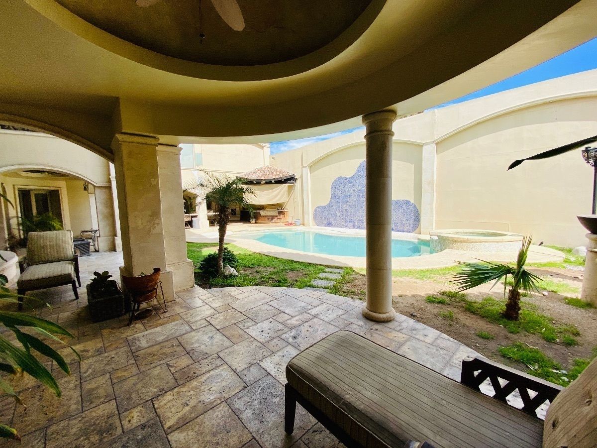 33 de 40: Alberca y patio