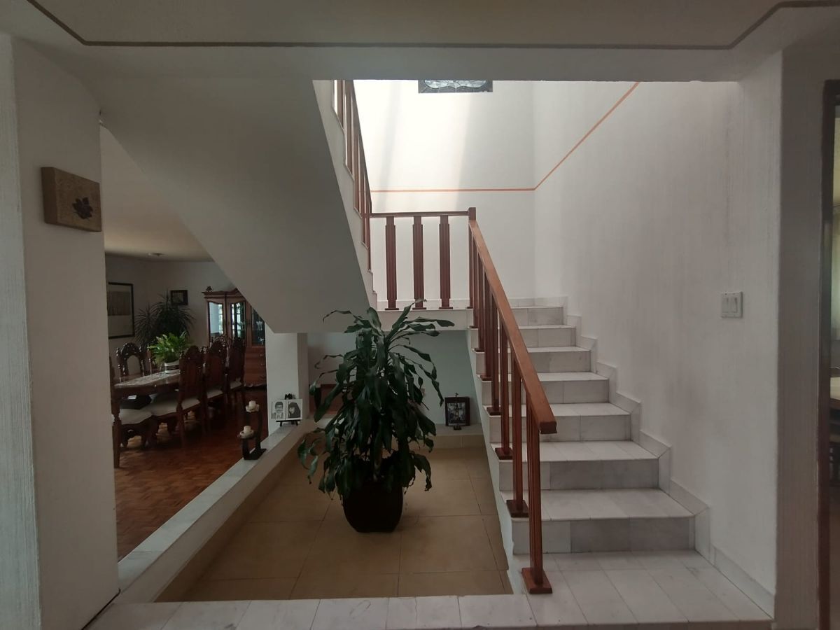 10 de 25: Escaleras para segundo nivel con excelentes espacios.