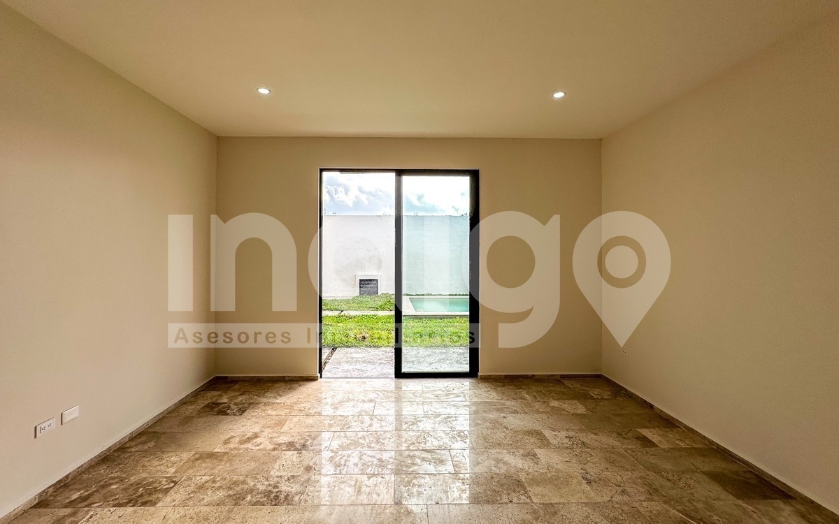 16 de 47: Recámara Secundaria en Planta Baja con Salida al Jardín