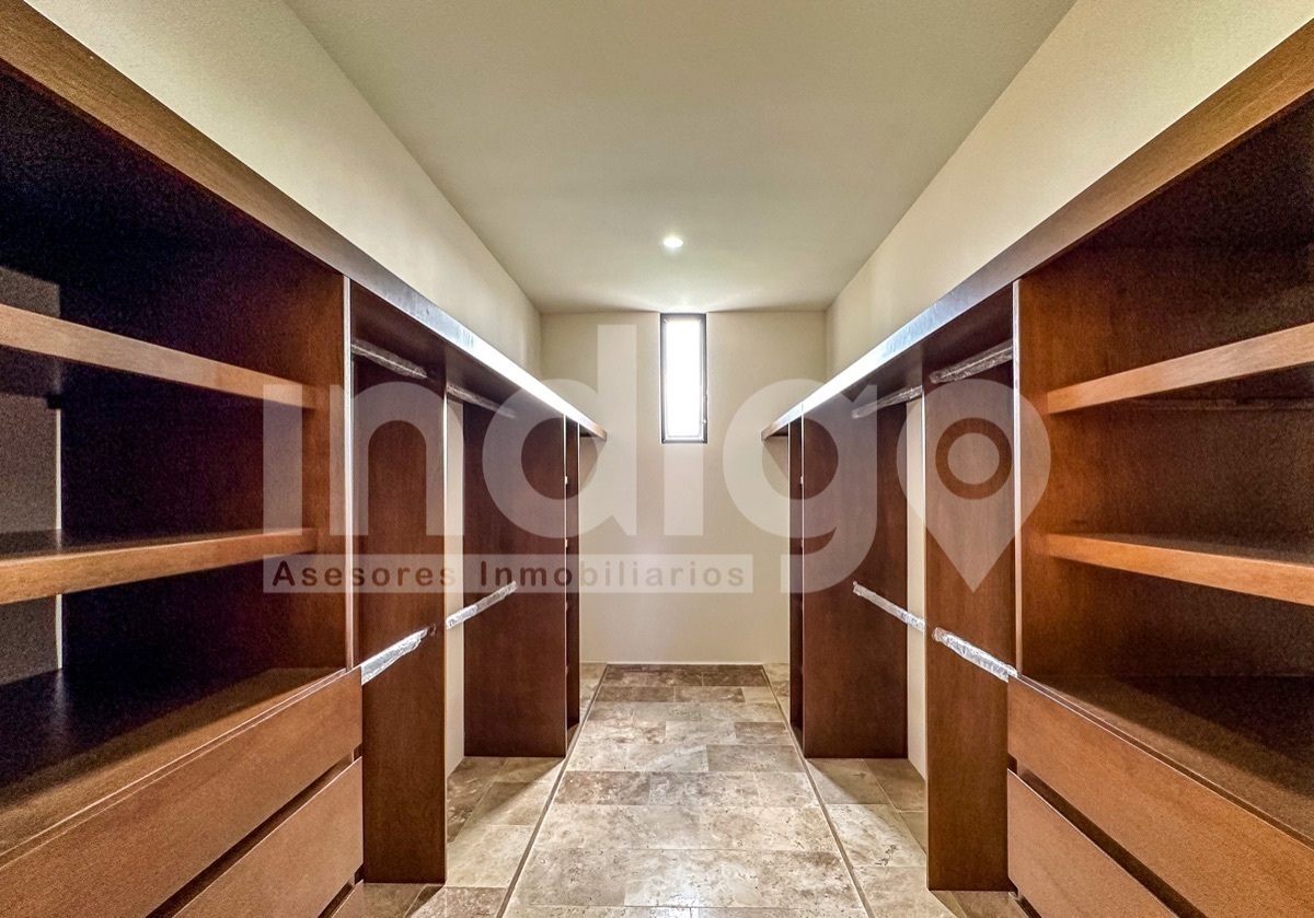 17 de 47: Vestidor Recámara Secundaria en Planta Baja