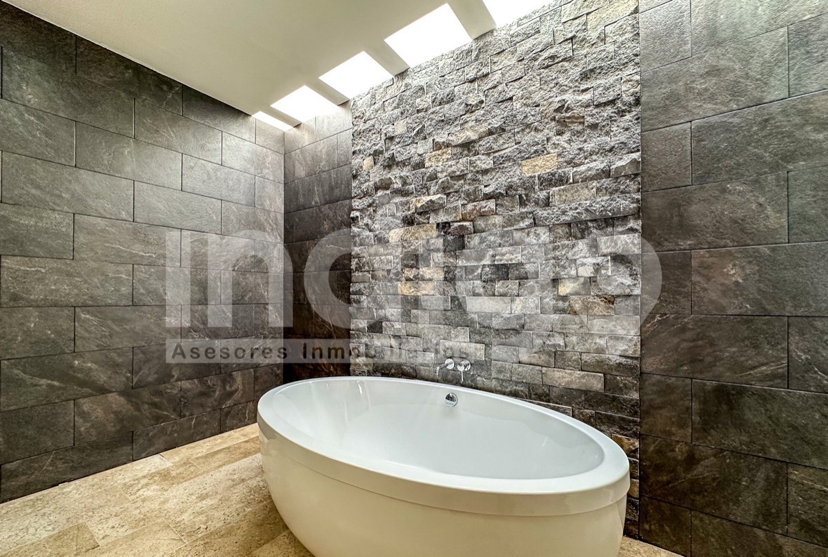 31 de 47: Tina en Baño de Recámara Principal