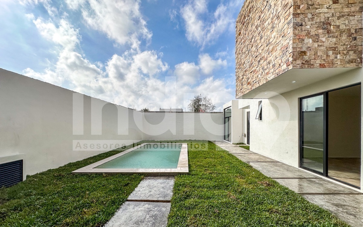 42 de 47: Piscina y Jardín Trasero