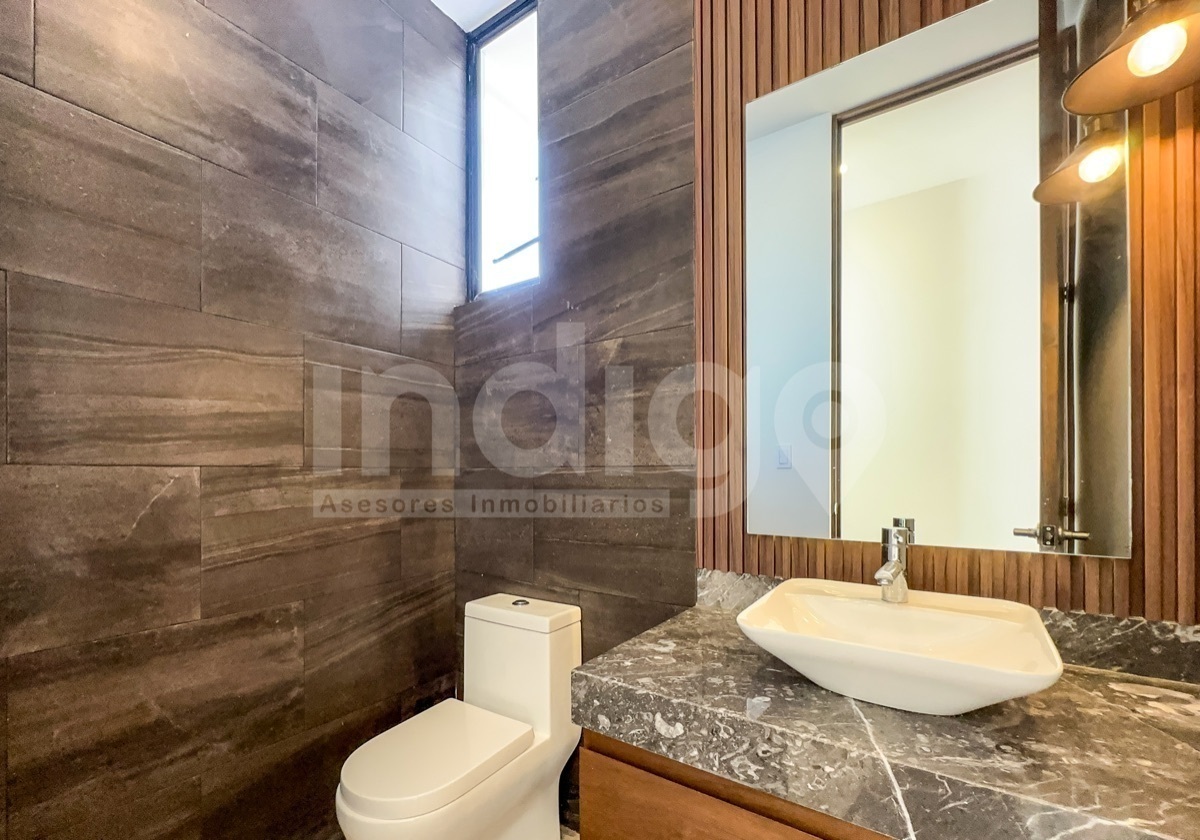 15 de 41: Medio Baño de Visitas