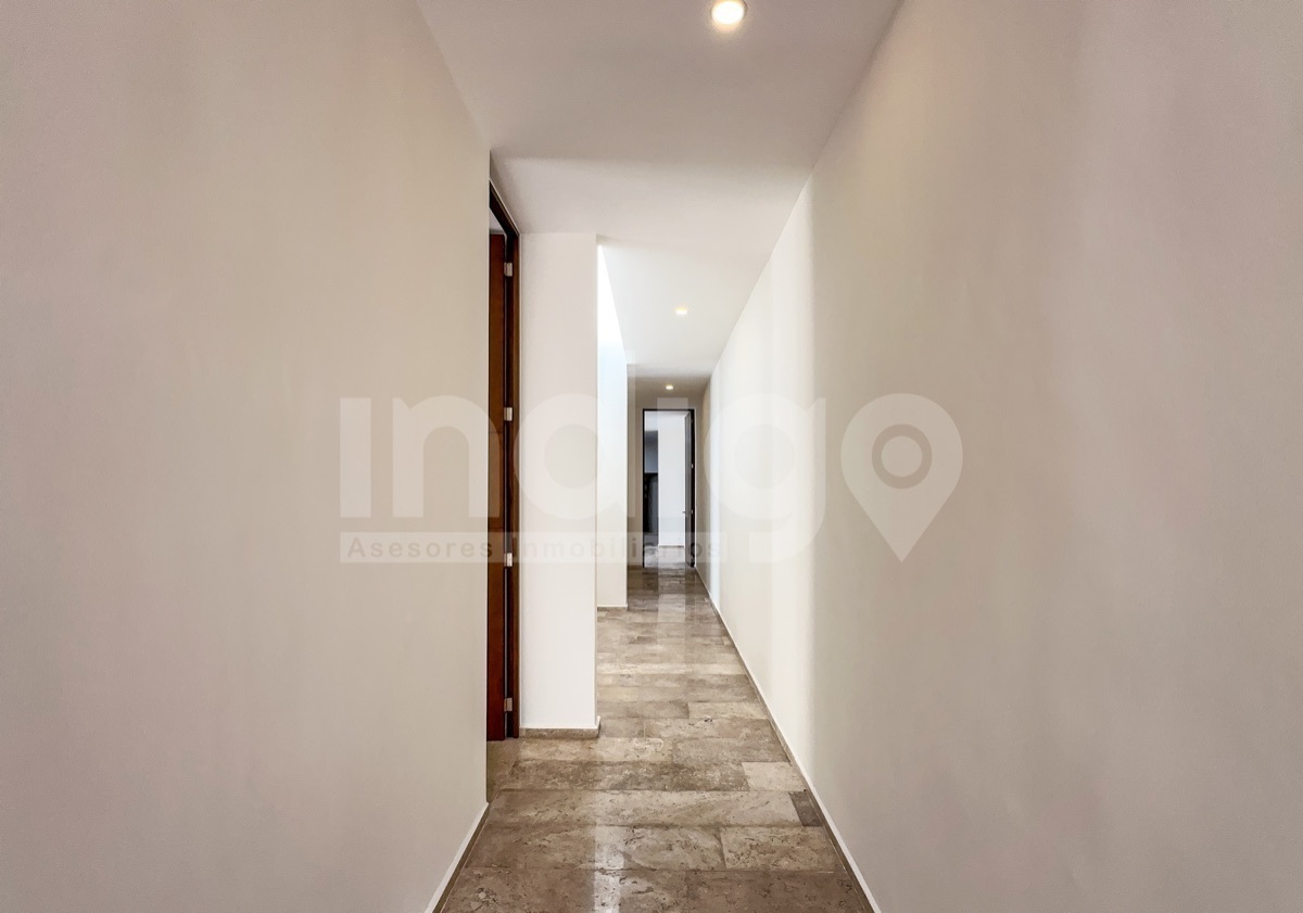 16 de 41: Amplio Pasillo de Distribución a las Recámaras