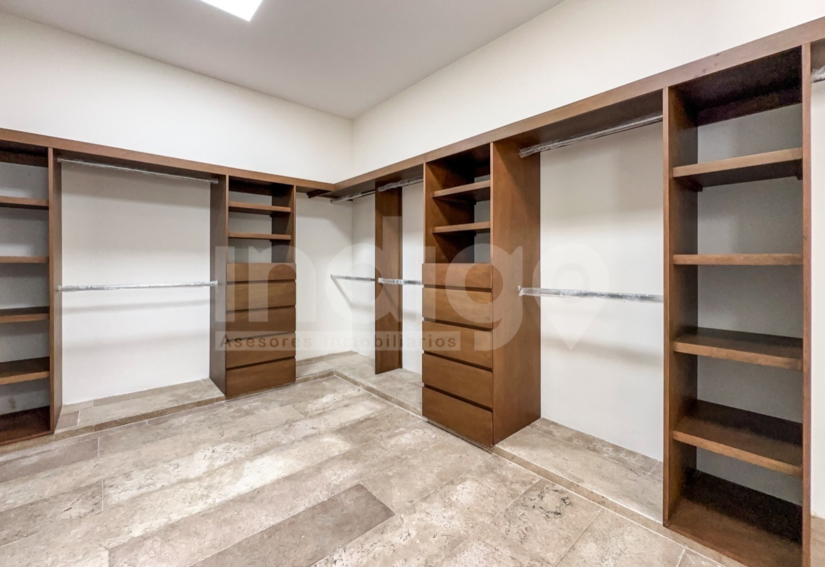 21 de 41: Vestidor Recámara Principal