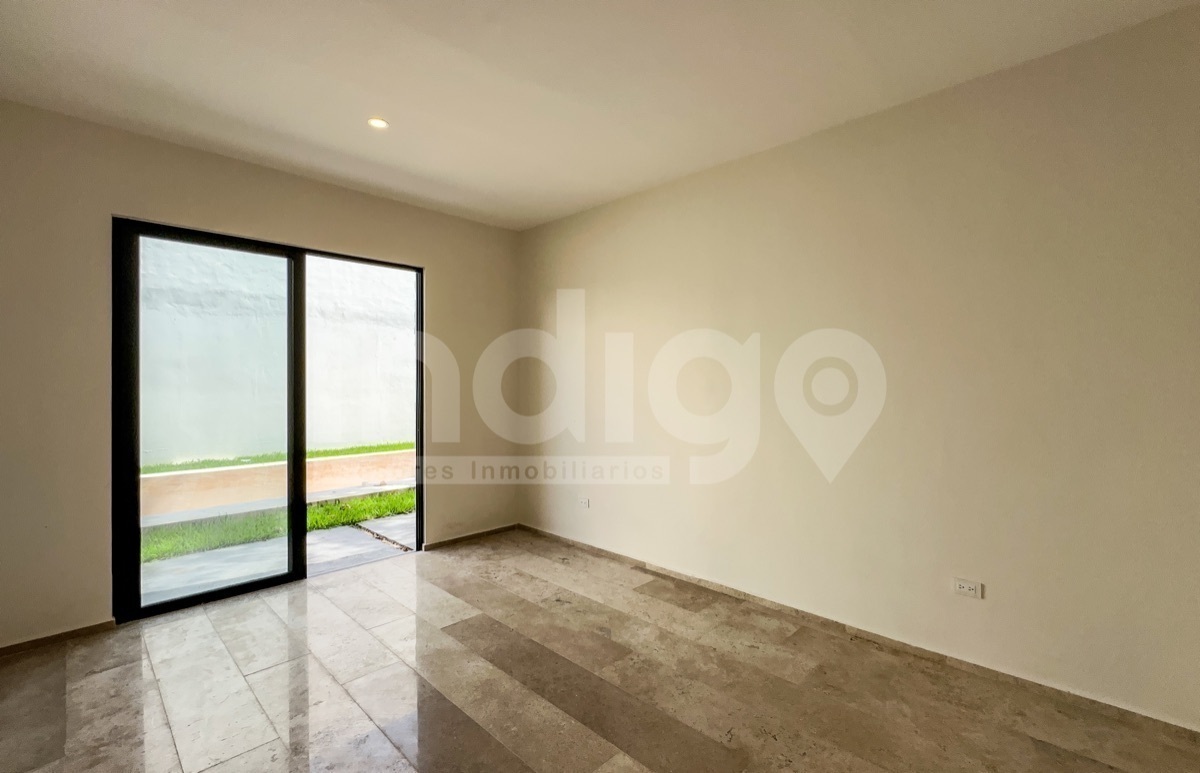 32 de 41: Recámara Secundaria 2 con Salida al Jardín