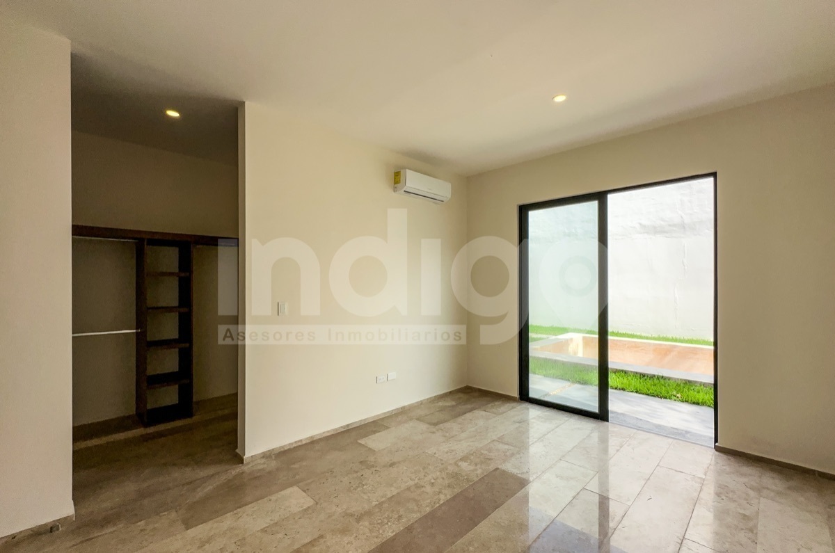 33 de 41: Recámara Secundaria 2 con Salida al Jardín