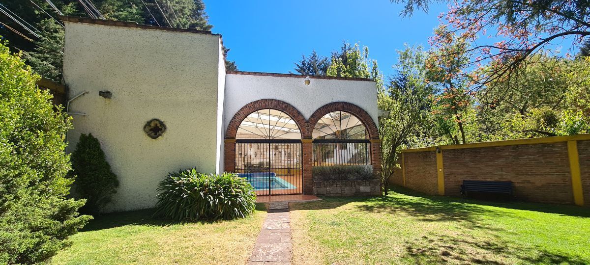 Entrada área alberca techada