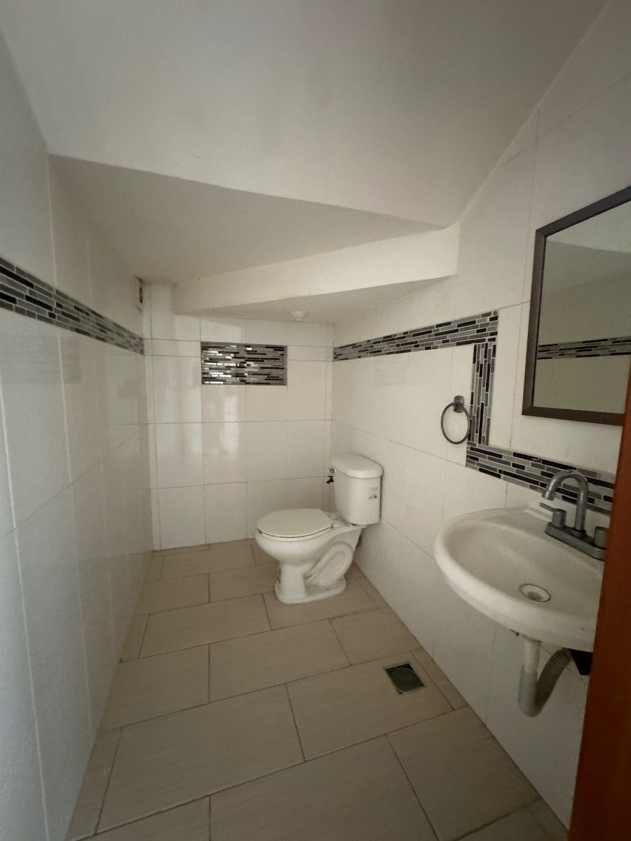 3 de 32: Medio baño de visitas