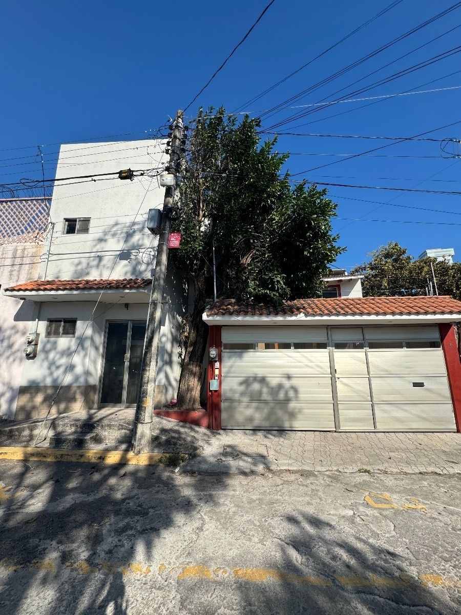 7 de 32: Fachada con entrada del lado izquierdo a minidepartamento