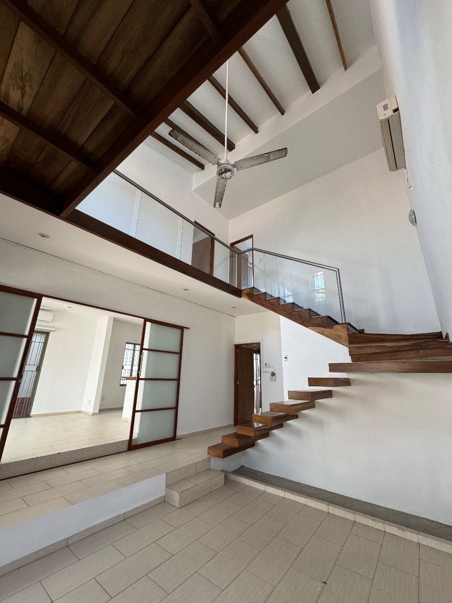 1 de 32: Sala con doble altura y vigs de madera de cedro