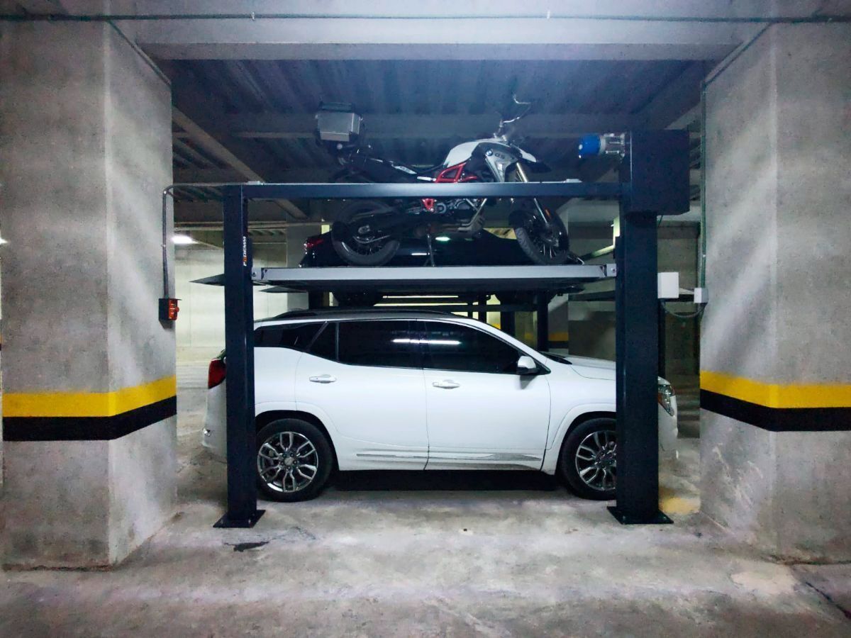 15 of 18: Estacionamiento con elevador