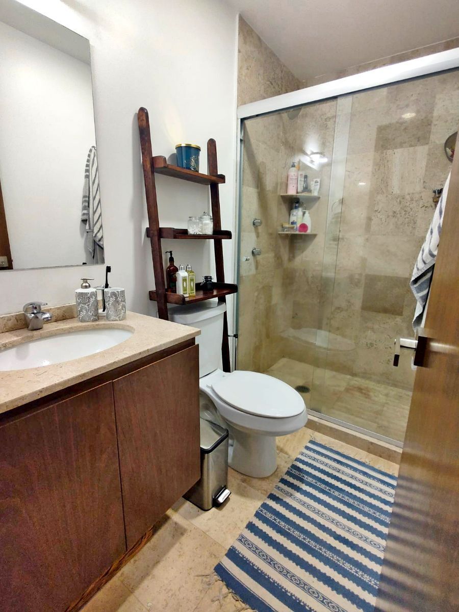 12 of 18: Baño recamara principal