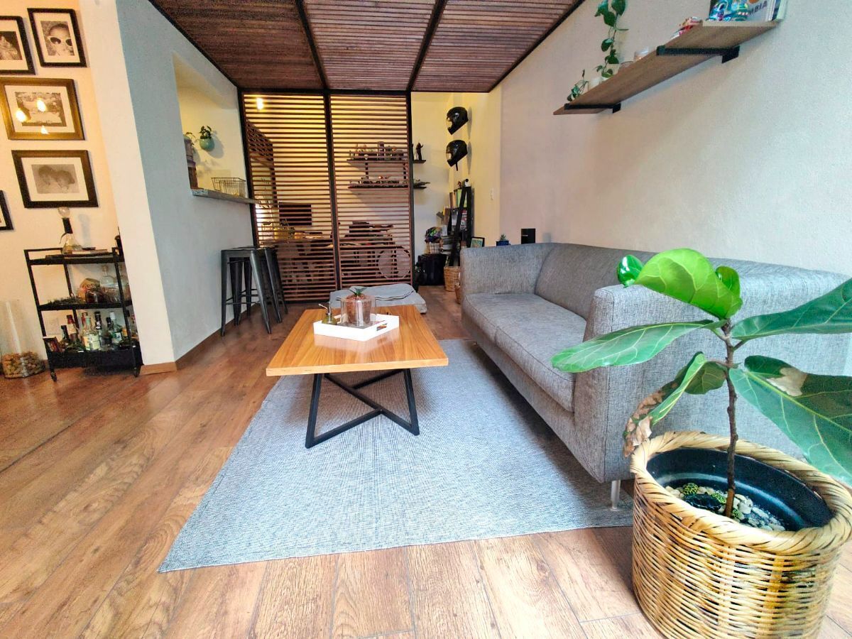 2 of 18: Sala y estudio al fondo