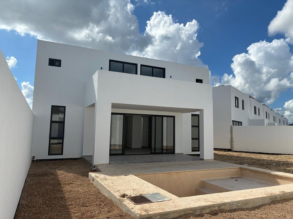 Casa en Venta de 3 Recámaras en Privada Adara en Temozón Norte con Alberca