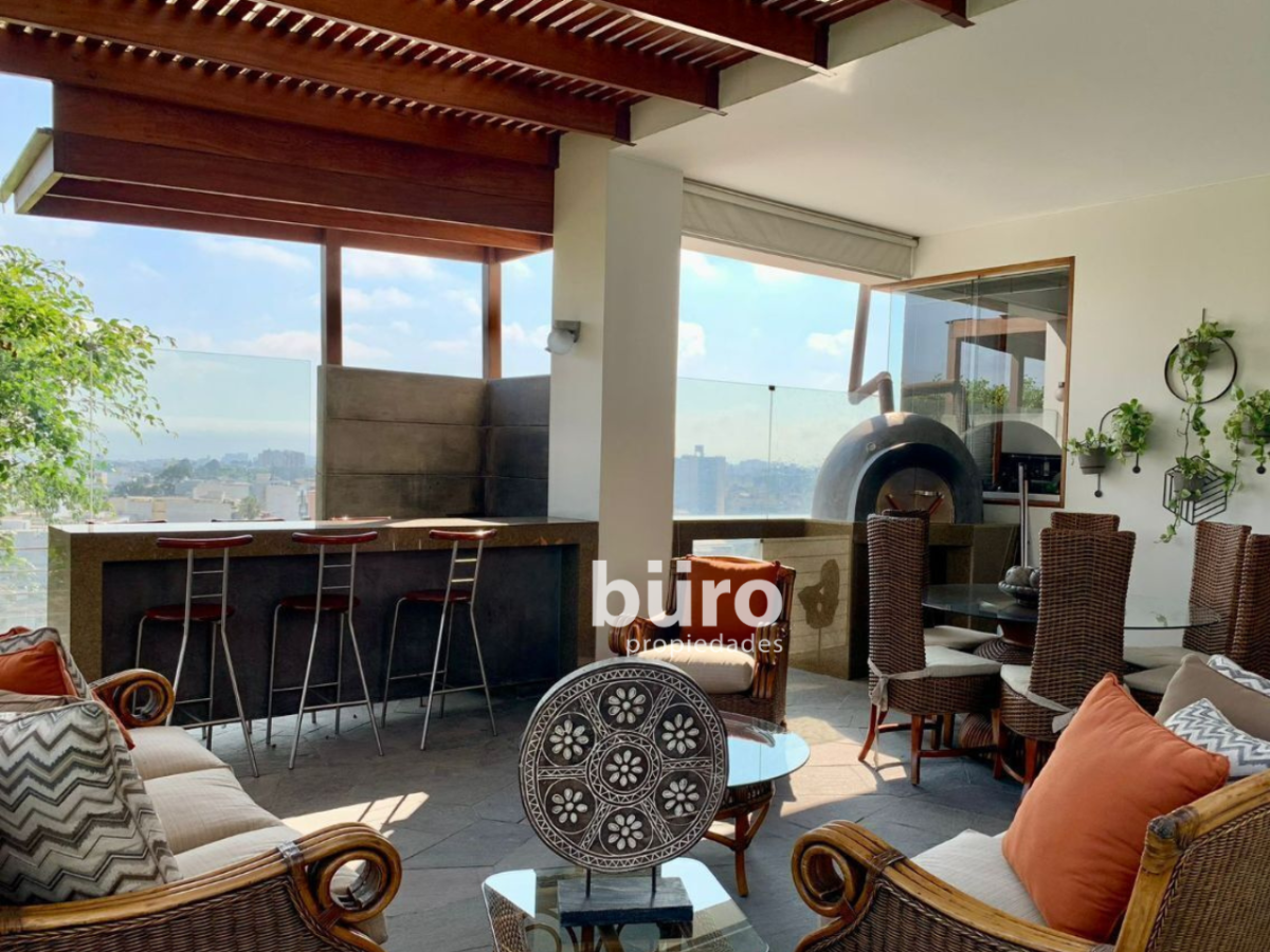4 de 32: Terraza con horno de barro, parrilla y barra.