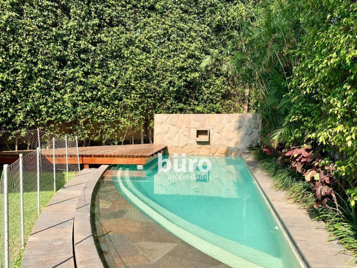 5 de 32: Piscina con baño completo.