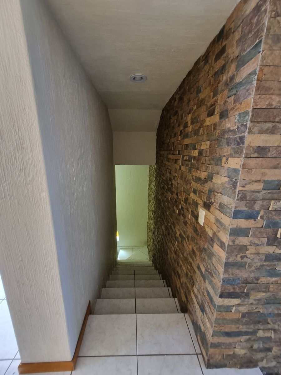 3 of 32: Escalera acceso planta baja