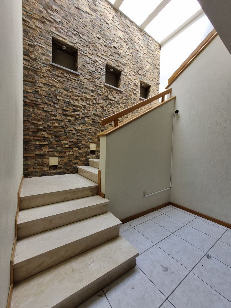 2 of 32: Escalera