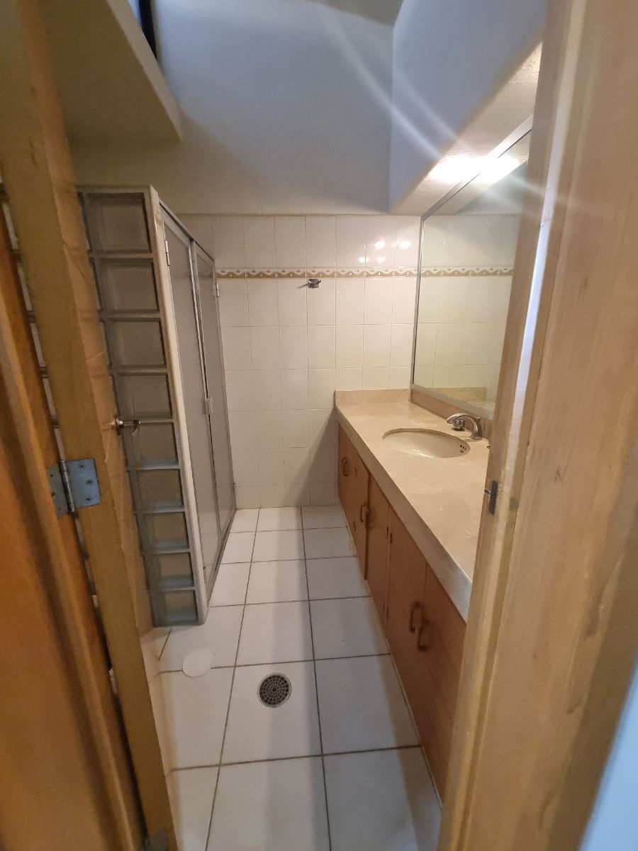 12 of 32: Baño recamara secundaria