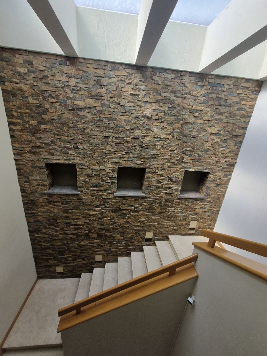 11 of 32: Escalera