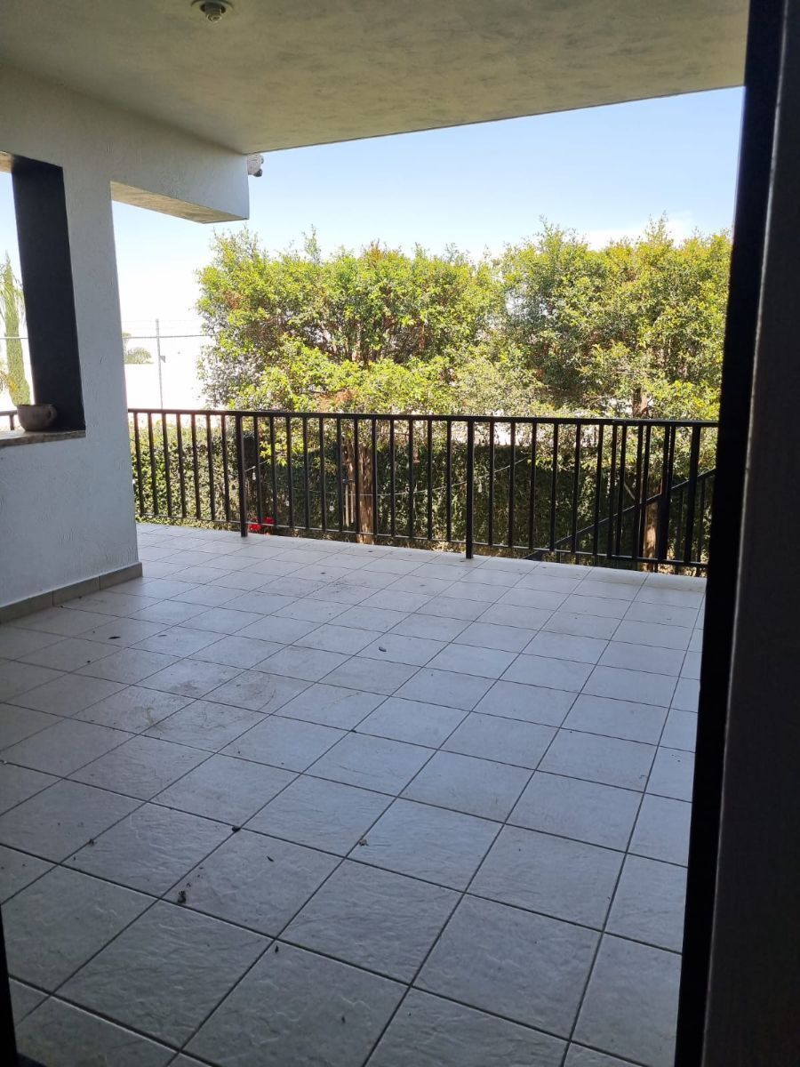 4 of 32: Terraza