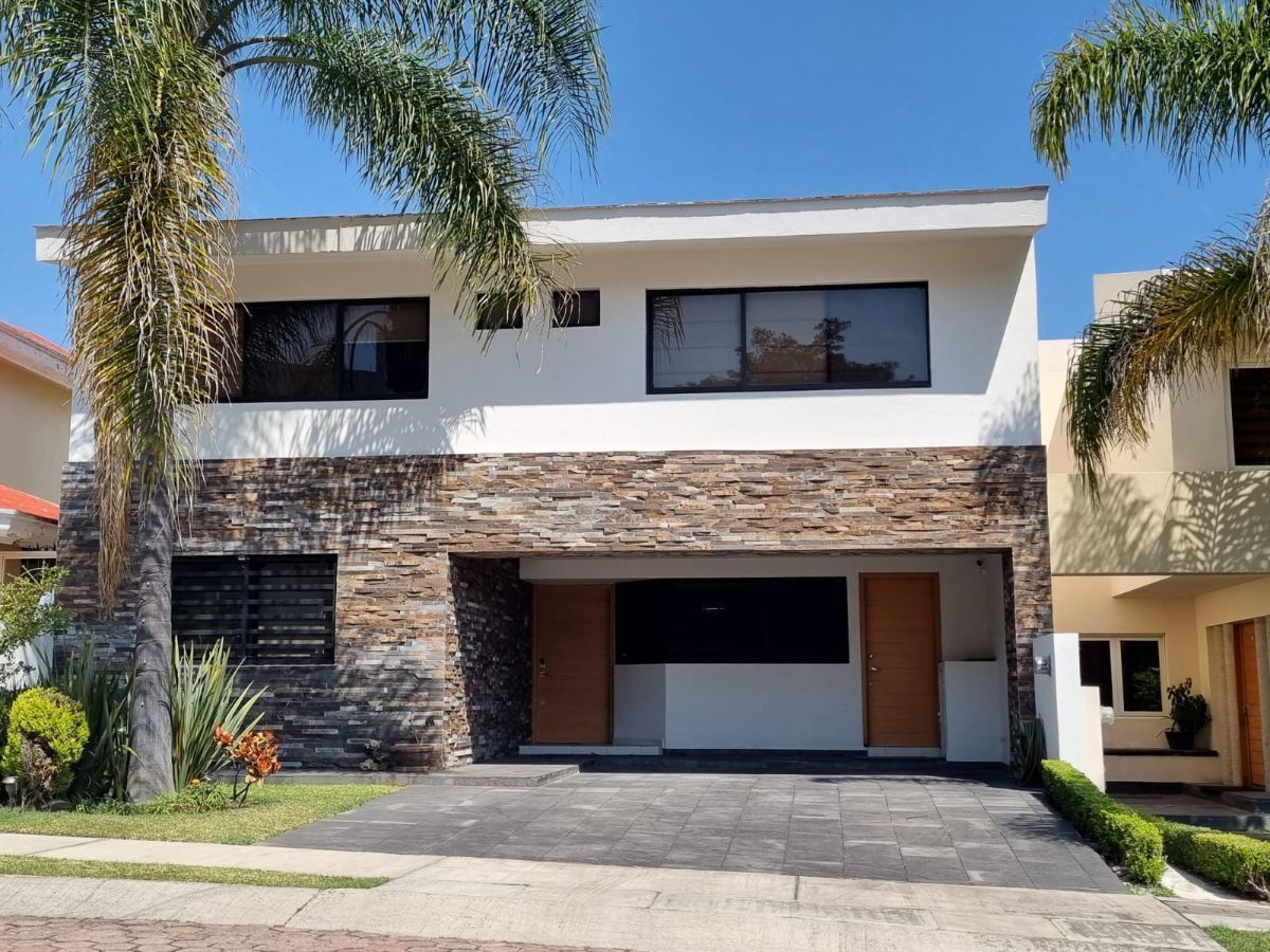 1 of 32: Fachada