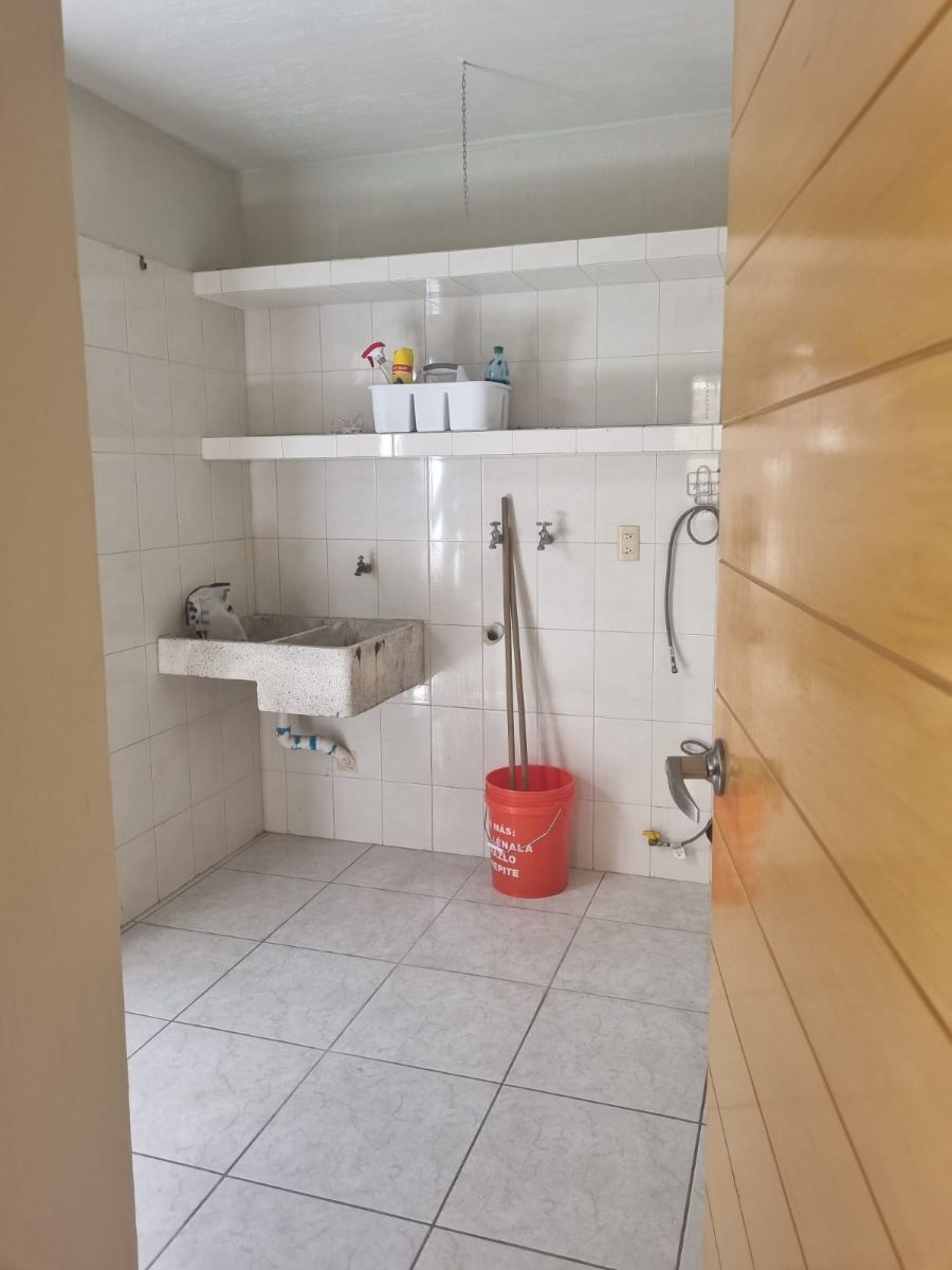 15 of 32: Cuarto de servicio