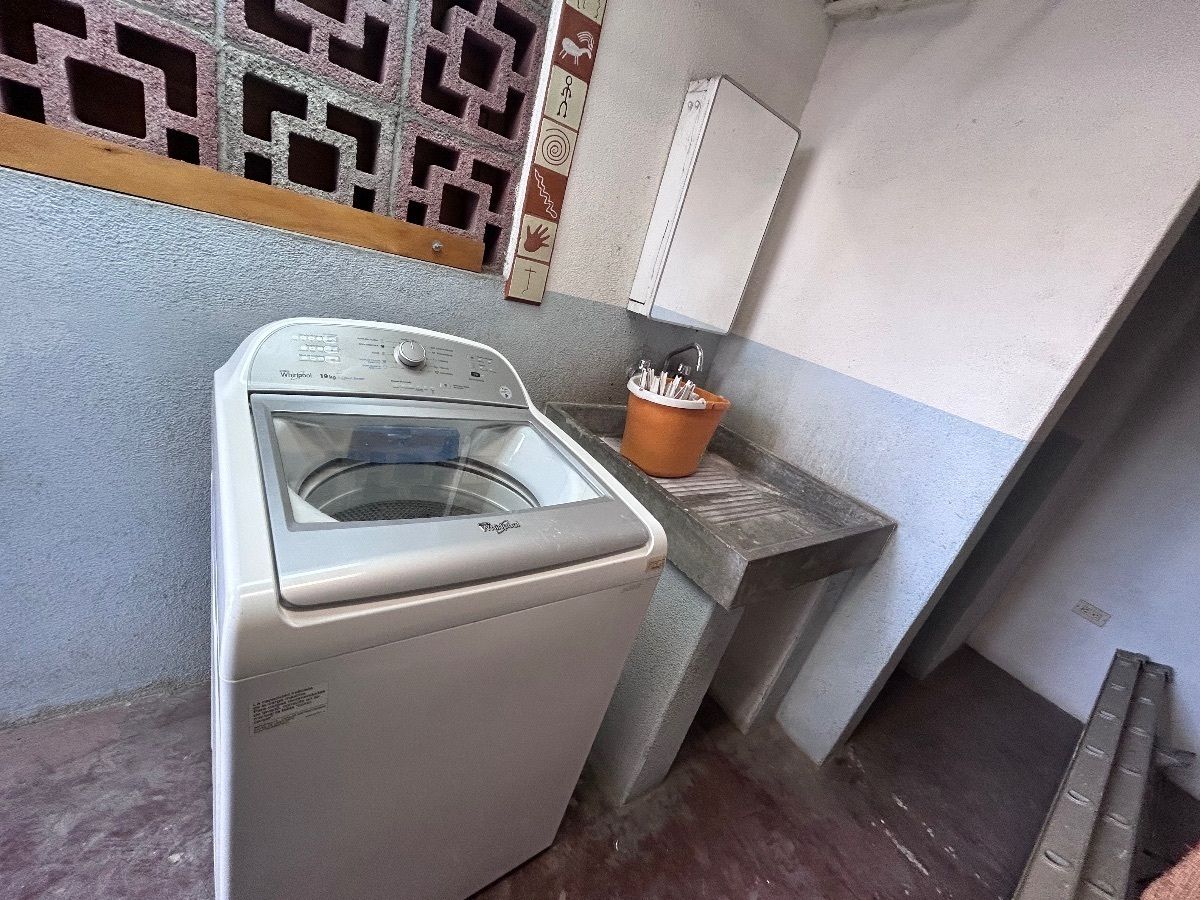 8 de 30: LA LAVADORA EN LA PARTE DE ABAJO DEL DEPA