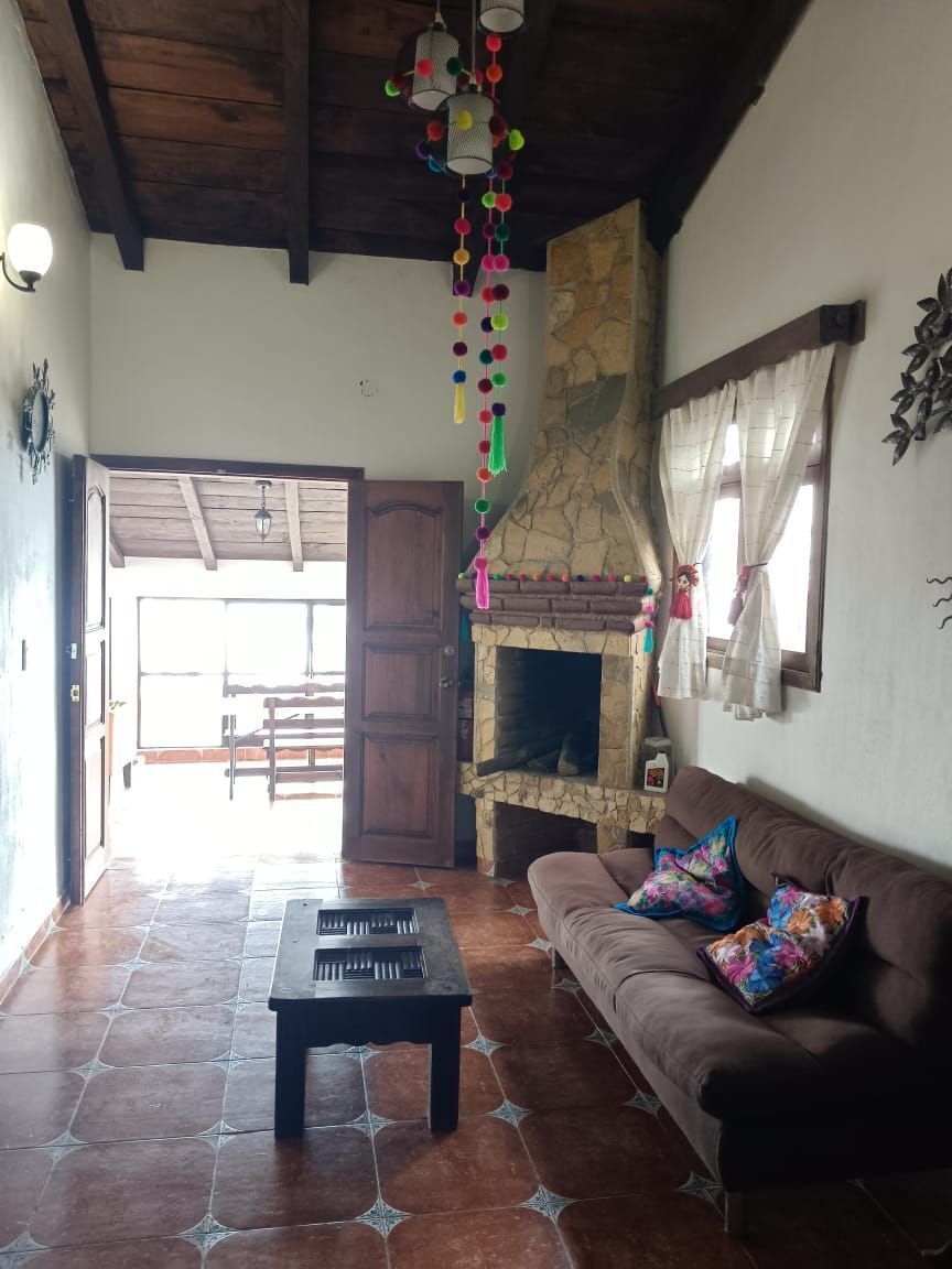 SALA DE ESTAR CON CHIMENEA