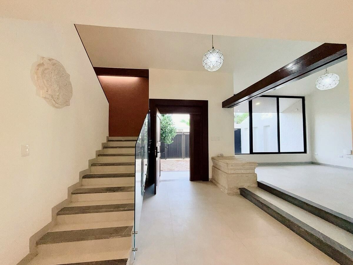 7 de 23: Escalera y Sala. Imagen para fines ilustrativos.