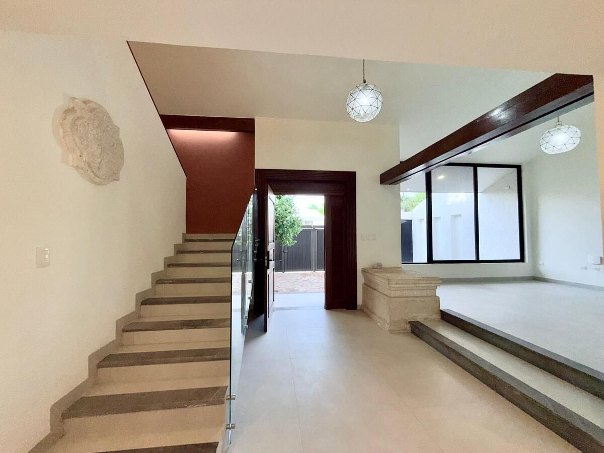 5 de 19: Escalera y Sala. Imagen para fines ilustrativos.