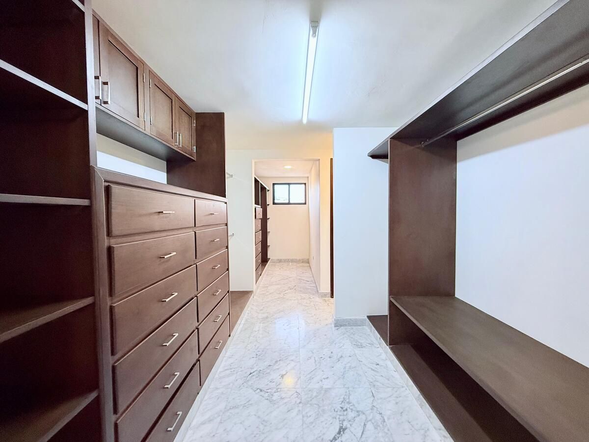 12 de 19: Clóset Vestidor Principal. Imagen para fines ilustrativos.