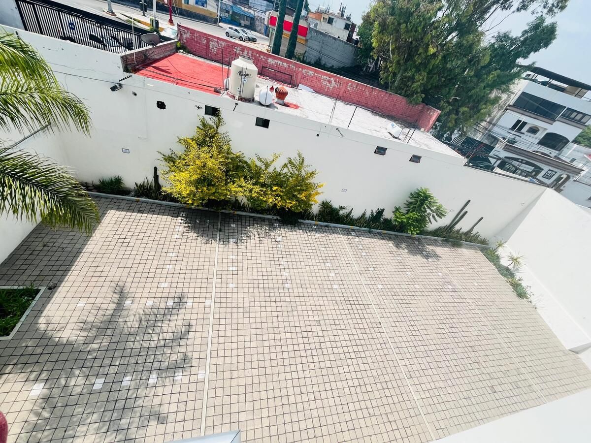 9 de 10: Parte trasera del estacionamiento privado