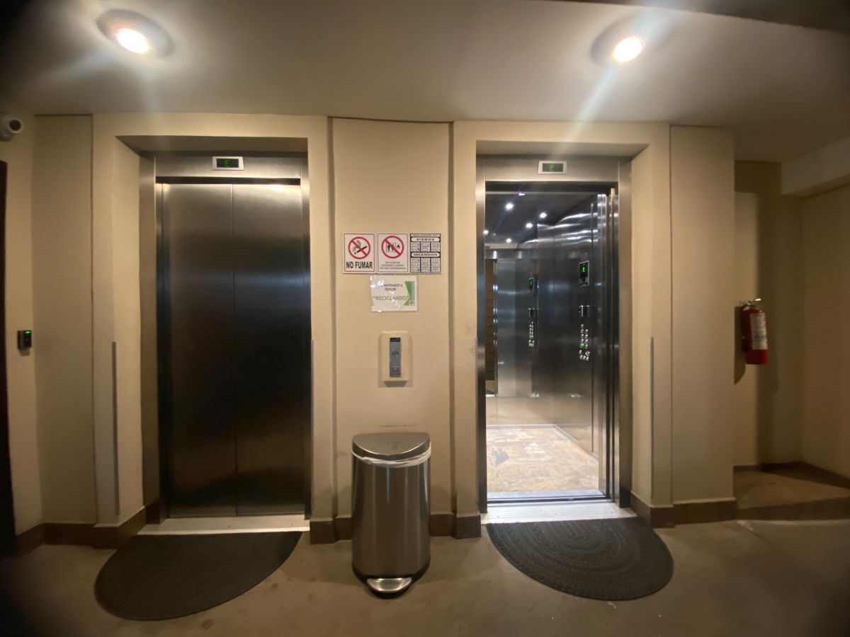 21 de 23: Cuenta con dos elevadores