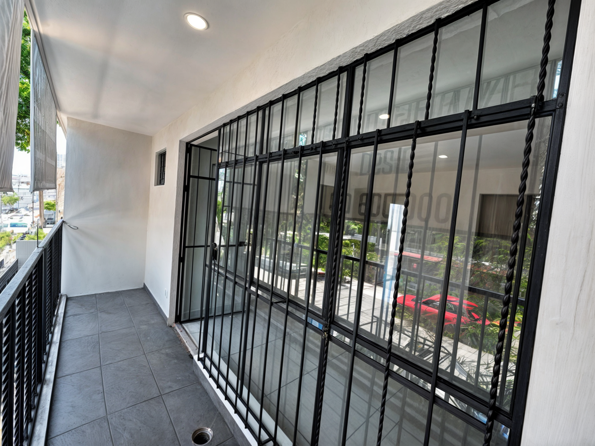 5 of 14: Balcon cuarto