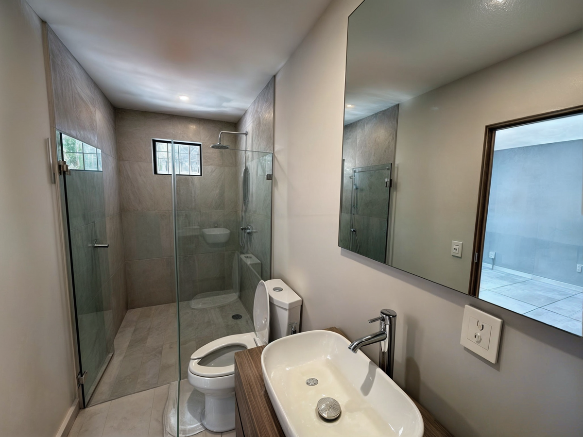 2 of 14: Baño cuarto