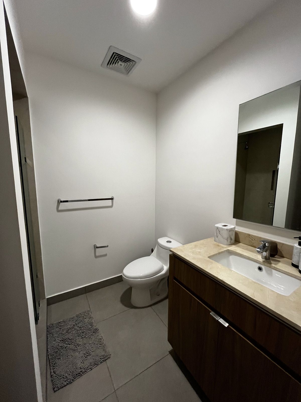 5 de 12: Baño completo de 2da recámara.
