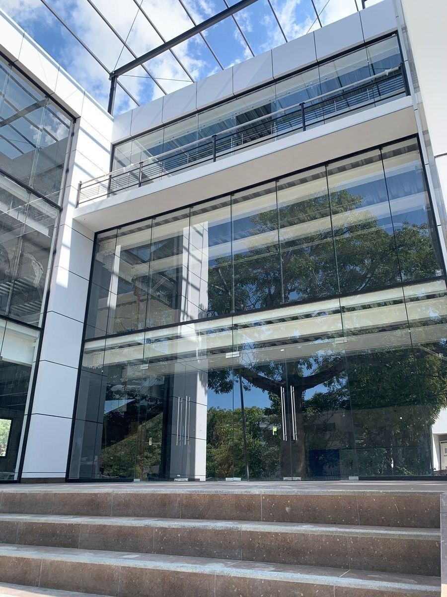 LOCALES EN RENTA EN PLAZA COMERCIAL