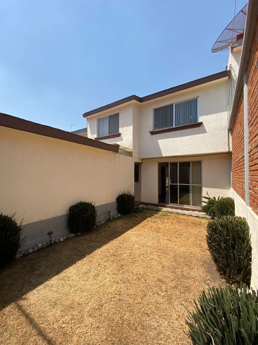 3 de 24: Fachada trasera y jardín