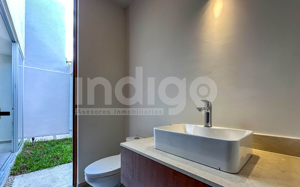 12 de 38: Baño de Visitas con Doble Acceso