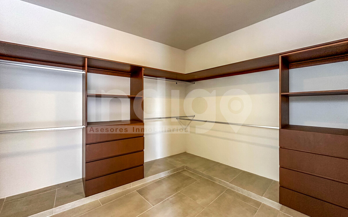 18 de 38: Vestidor Recámara Principal