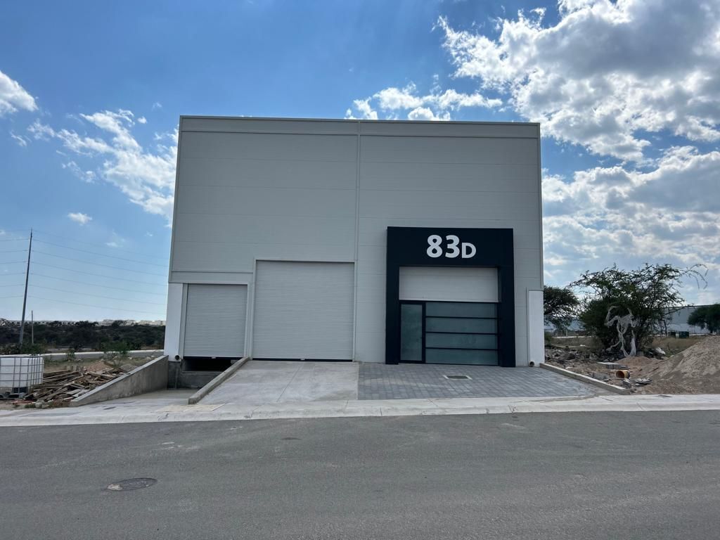 1 de 11: Superficie de 465m2 (15m x 31m) y 403m2 de construcción