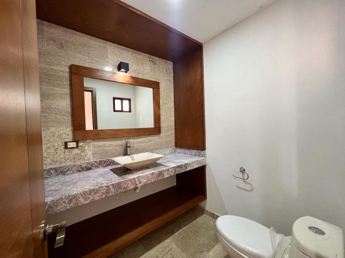 5 de 26: Medio baño PB