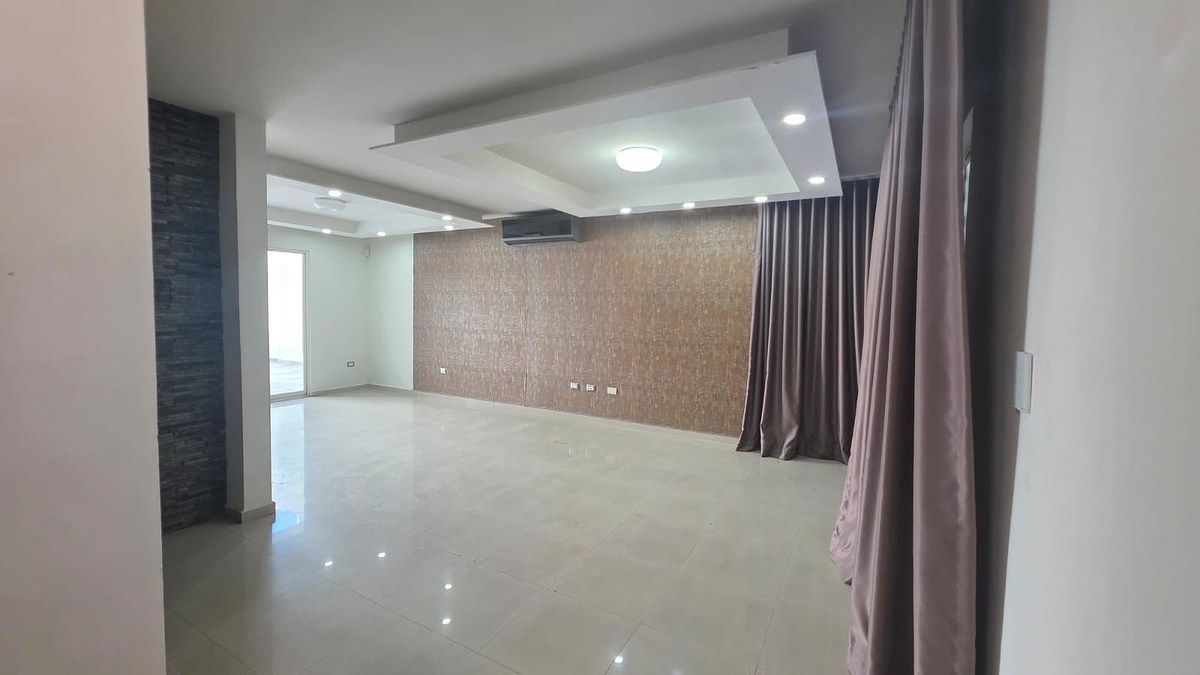 5 de 50: SALA Y COMEDOR CON CLIMA Y CORTINAS