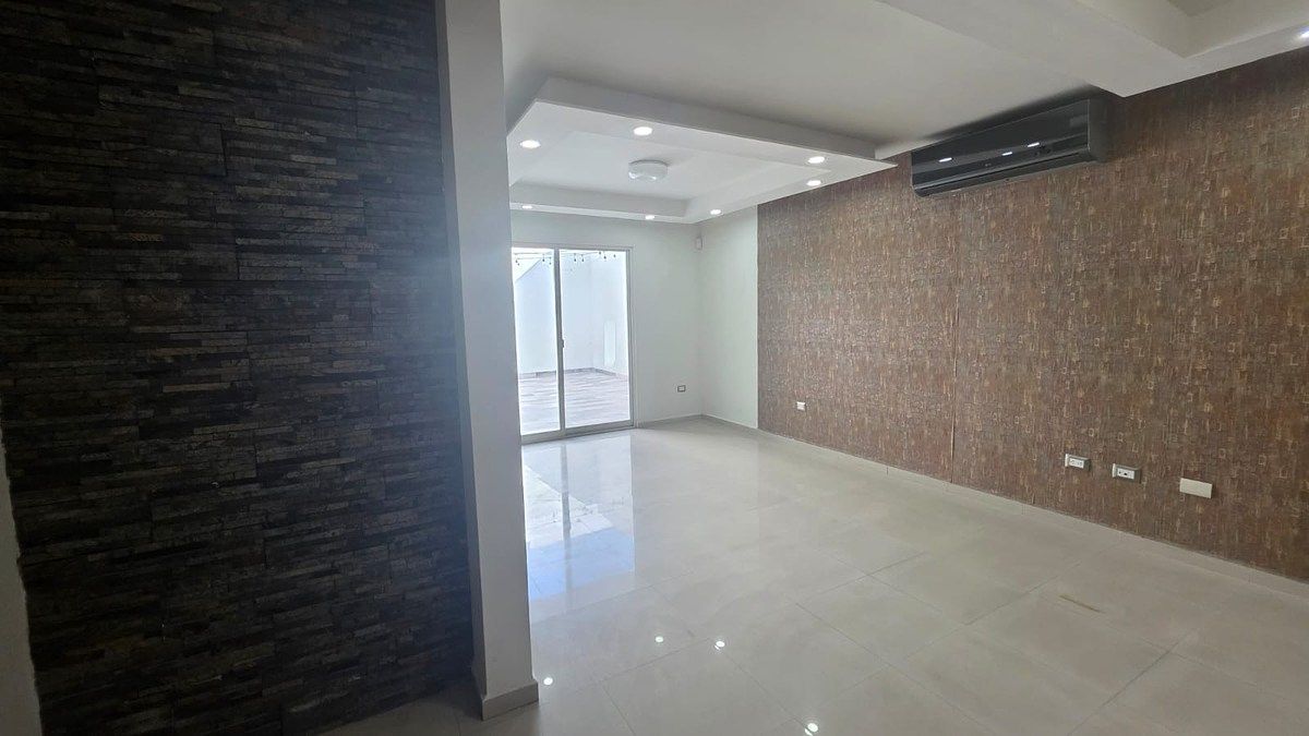 7 de 50: SALA Y COMEDOR CON CLIMA