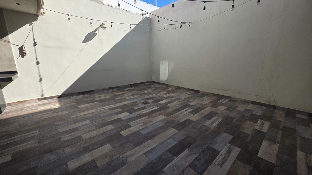 43 de 50: PATIO AMPLIO CON LUCES