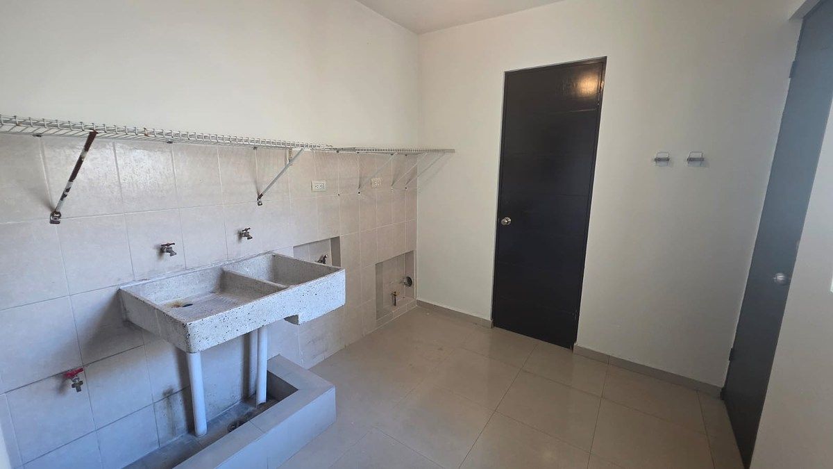 39 de 50: CUARTO DE LAVANDERIA CON SALIDA AL PATIO