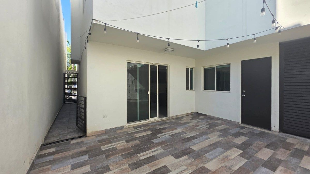 37 de 41: PATIO AMPLIO CON PASILLO LATERAL CON REJA DOBLE