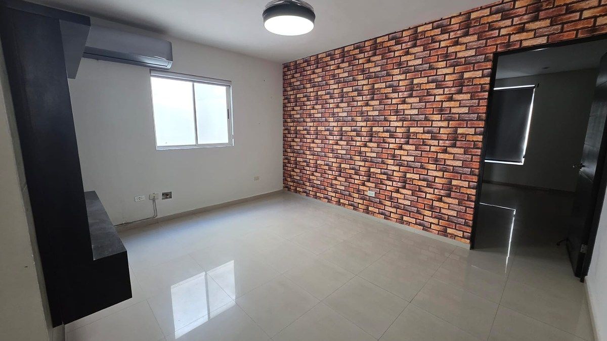 16 de 41: PLANTA ALTA. ESTANCIA CON MUEBLE DE TV Y CLIMA